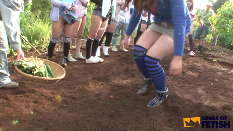 Pure Japanese adult video ( JAV): Ragazze giapponesi pisciano fuori e si prendono dei cespugli scopati...