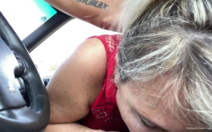 Homegrown Big Tits: Amatör fru knullad i bilen