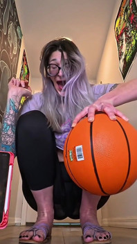 6'7 Tall Goddess One-handed Basketball Hold Challenge How Long Can These Huge Hands Dominate?
