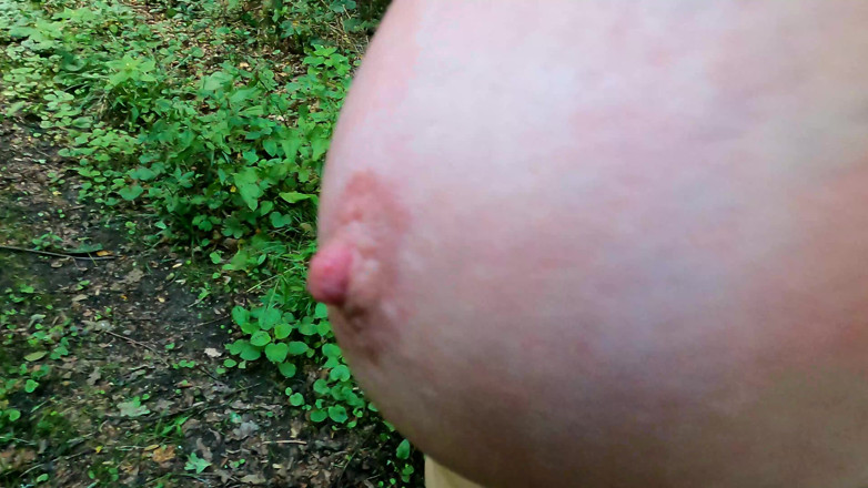Bouncy Tits Action: Ormanda büyük göğüslerine şaplak atıyor