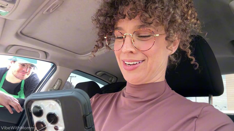 VibeWithMommy: Une reine aux cheveux bouclés ramasse un garçon de café