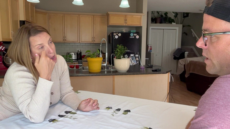 Avril Showers: Пожилая милфа соблазняет его и получает камшот на лицо