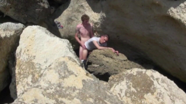 Crunch Boy: Twink zerżnięta prosto na plaży