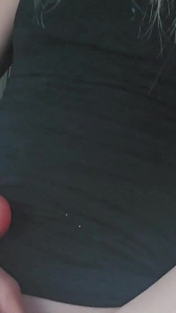 La bionda carina si scopa la figa con un dildo mentre il suo autista uber deve guardare