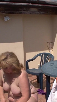 De Duitse oma krijgt haar geschoren poesje gepenetreerd door haar minnaar buiten, terwijl ze het spannende moment getuige is