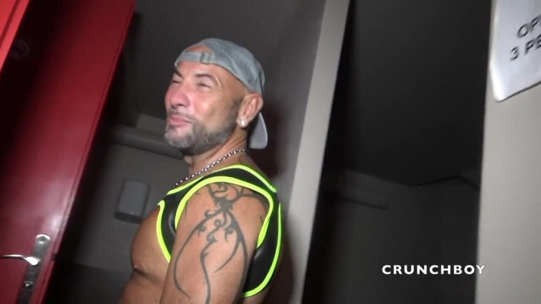 Very discreet straight boys curious: Un gay discreto succhia il cazzo nel gloryhole