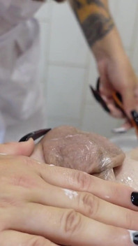 Bakış açısı medfet ekstra uzun hemşire tırnaklarıyla tıraş oluyor