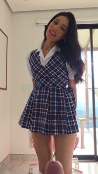 เพื่อนร่วมชั้นมาที่บ้านฉันแล้วก็เอาก้นหนา ๆ ของเขาใส่เข้าไป