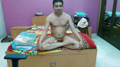 Cute & Nude Crossdresser: Roztomilá sissy femboy sladká lízátka dělá nahou jógu na posteli...