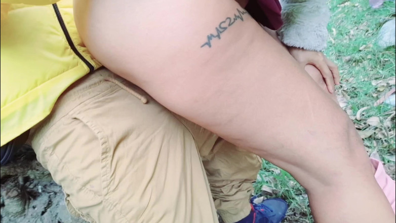 Lady: Vollbusige, vollbusige MILF lutscht den schwanz eines perversen alten mannes...