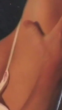 Blondes mädchen mit dicken möpsen liebt sex und harten schwanz, der sie fickt und erfreut