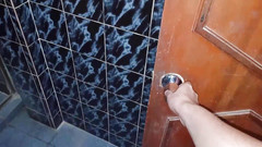 WhysMom: Me escondio para poder ver a mi hermanastra mientras se...