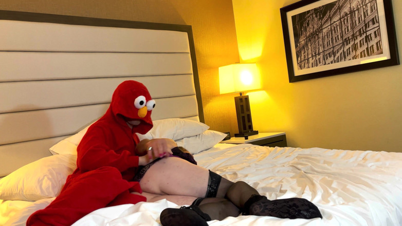Jake Grand the man: elmo top apne vishaal land ke saath
