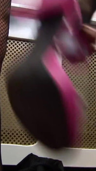 Une blonde sexy la baise au bureau