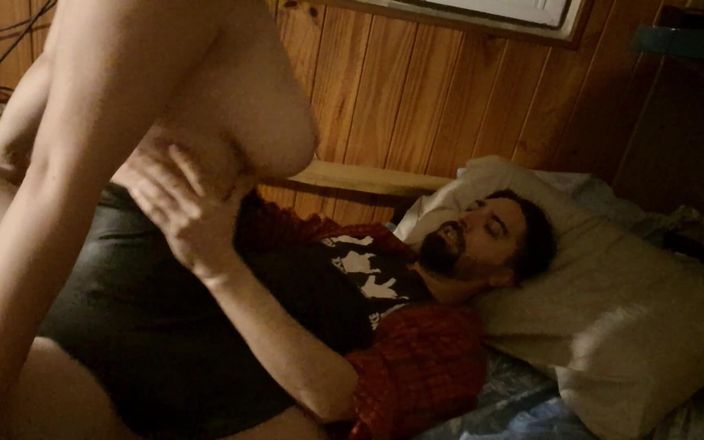 Babyluna939: Flyttar in i ett tomt hus och hamnar i en...