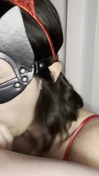 Seksi bir şeytan günahkarı emmeye geliyor ve titreyenin oral dölünü alıyor