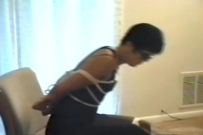 Club of Bondaged Babes: Cewek rambut pendek ini lagi asik diikat pakai kaki dan...