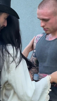 Stydlivá Eva Tender je na porno natáčeních šukána do zadku a kundičky v tvrdém dvojitém průniku! BTS - Špinavé řeči!