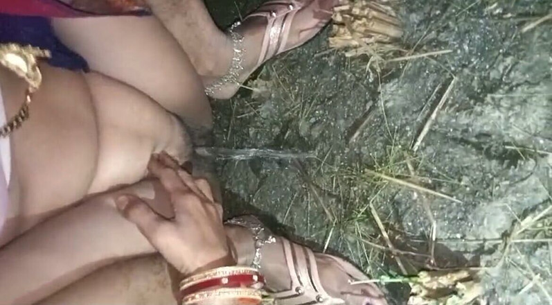 RadhaDevi: Сільська бхабхі робить сечу вночі