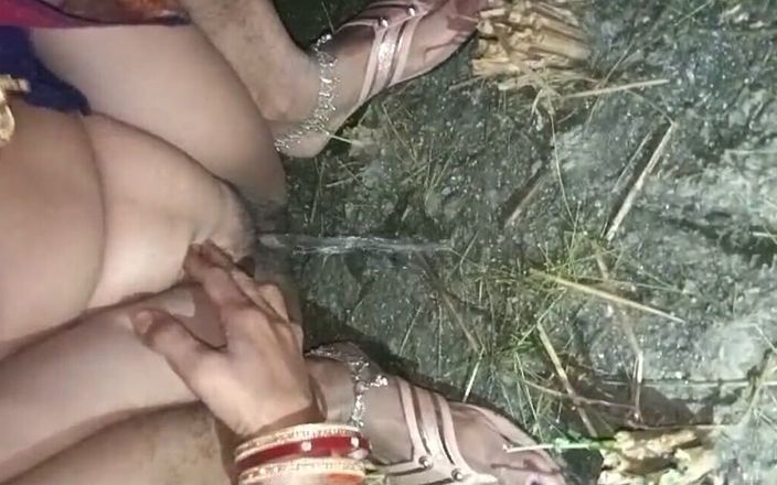 RadhaDevi: Vesnická bhabhi močí v noci