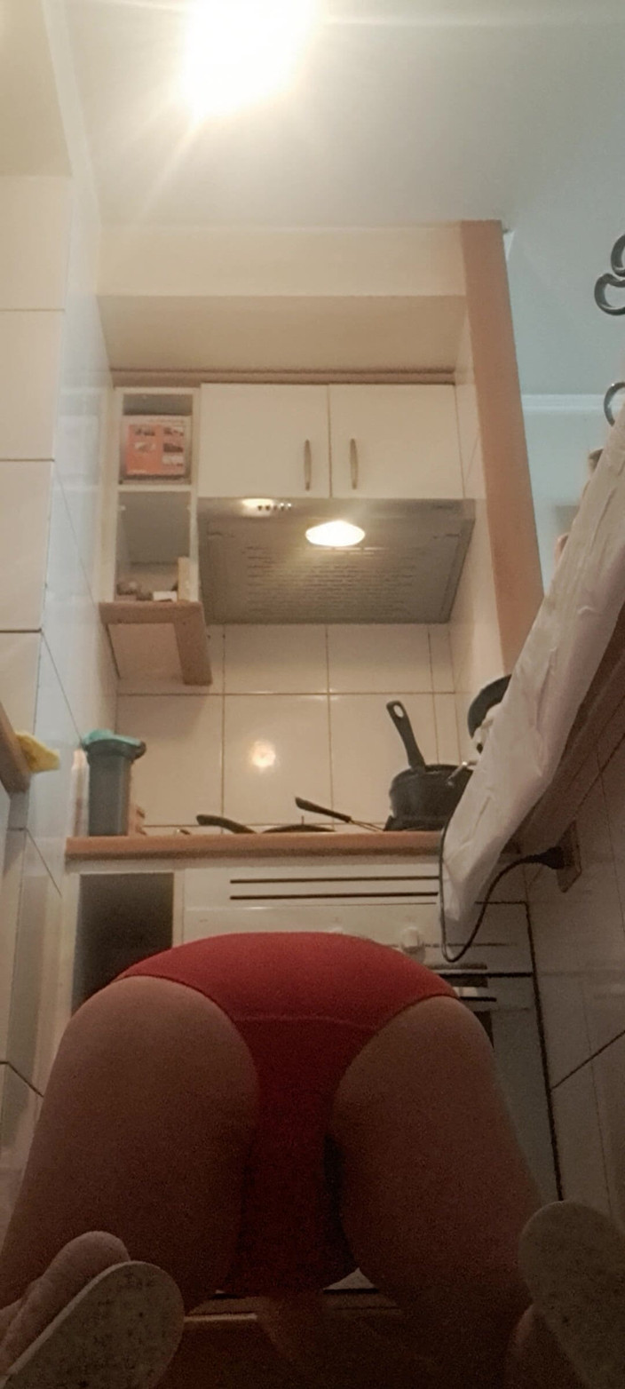 Mommy big hairy pussy: MILF en culotte rouge dans la cuisine