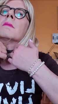 Christiane Excitée Présente Un Clito En Cage Et Un Trou À Baise Branché