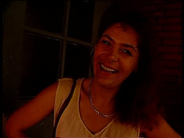 Lucky Cooch: Frumusețea brunetă se diminuează frumos la interviul în aer liber