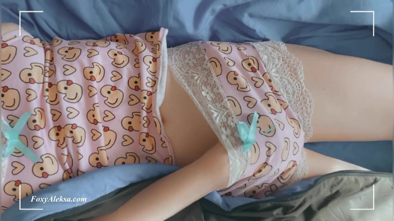FoxyAleksa: สาวตัวเล็กนั่งรูดหีเองตอนแคมป์ปิ้ง - หีสวยกระตุกยับตอนน้ำแตกน่ารักใต้กระโปรงสั้น