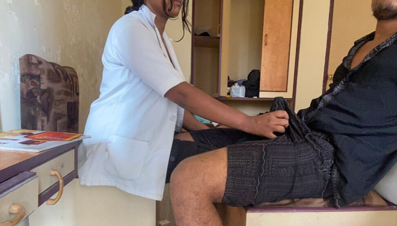 Pinkididi: Der junge wurde erregt, als er den sexy arzt sah...