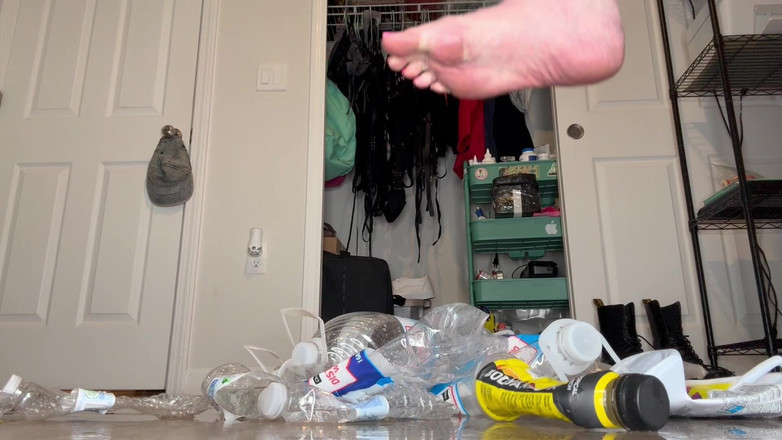 Peppermint Giantess: Rozdrcení lahví na vodu s velikostí 16 velké nohy