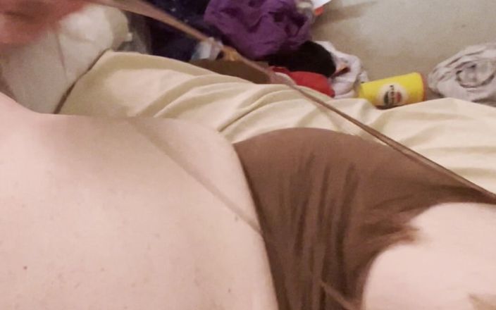 Royalpenis45: Рвет колготки и мастурбирует в черных атласных трусиках