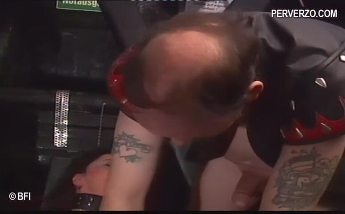 Slave Seks: Penguasaan lelaki sebat si jalang montel dalam video BDSM yang...