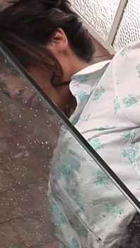 Žhavé vany Scéna 1_brunette s velkým zadkem si užívá sexu v koupelně při nošení tanga.