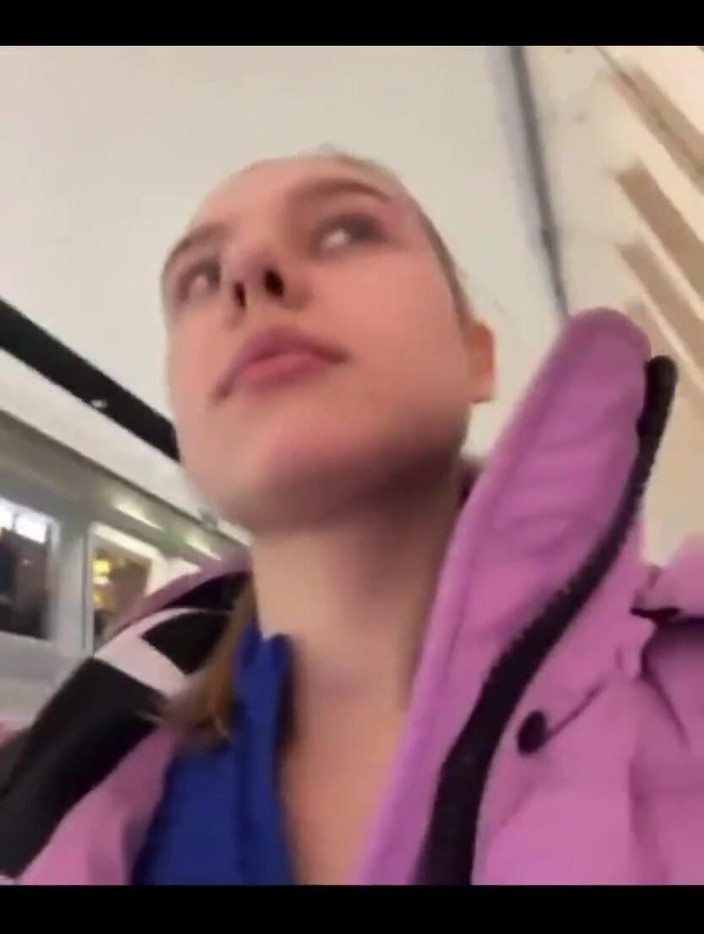 JuiceLussie: 公の場でのフェラチオ