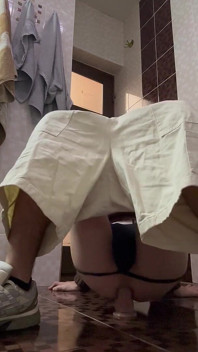 Twink recto viu o brinquedo da esposa quando voltou mais cedo do trabalho e decidiu usá-lo