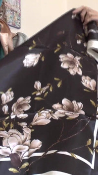 Os novos lenços de cetim da sua madrasta ligam você! Tudo é tão lindamente brilhante! Senhora Victoria Valente