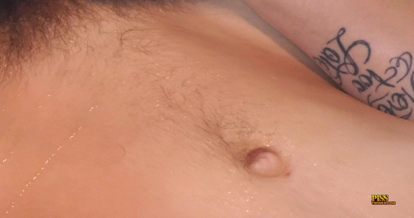 Piss Twinks: Làm ướt và xuất tinh với thợ săn trai đi tiểu