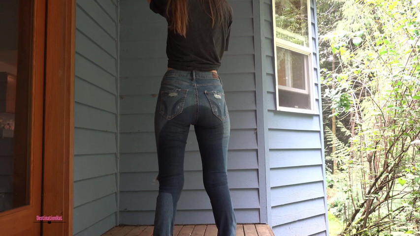 Pissing in Jeans (Destination Kat) Pissing in Jeans (Destination Kat)