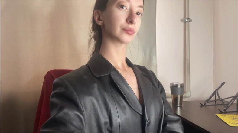 Skinny_lady69: Nhìn vào mắt tôi và đừng có dám nhìn xa.