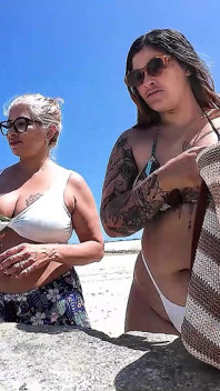 Dire sciocchezze ed esfoliarsi sulla spiaggia con l'amico Dai Belan