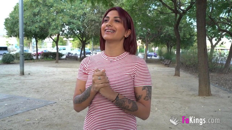 FAKings: वह अधिक से अधिक चाहती है! Valeria अपने पहले बूढ़े आदमी को चोदकर खुद में सबसे ऊपर है