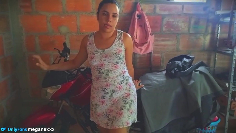 MeGanSxx: 정비사는 내 오토바이를 보고 내 기름을 측정해