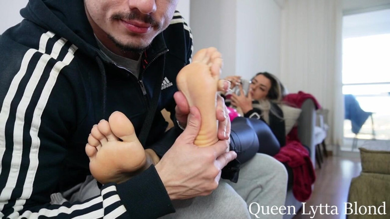 Queen Lytta ballbusting and cum lick: Jag fick min romkamrat att köpa ett nytt par stövlar...