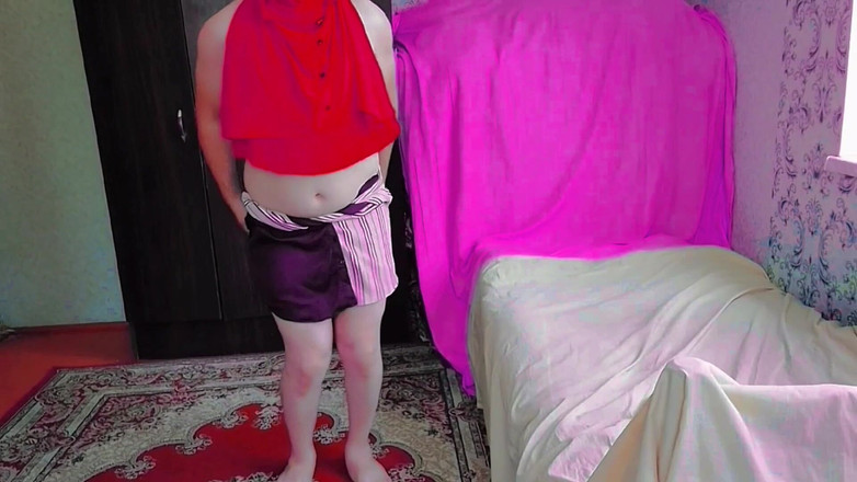 Kitty_Cross: Hravá trans dívka pomalu tahá punčochy