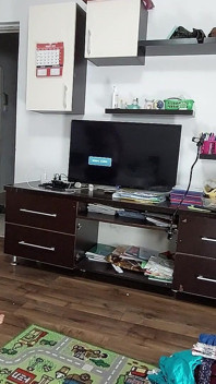 Seksi evli kadın ev işlerini çıplak yapıyor