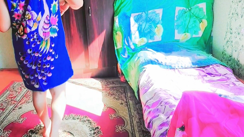 Kitty_Cross: Shemale cantik berbaring di atas lantai dalam cahaya matahari lembut