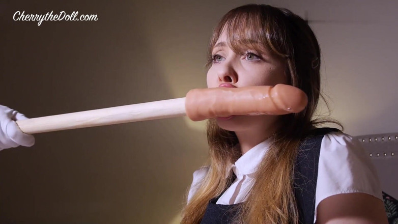Cherry The Doll: Vysokoškolačka šuká po pólu
