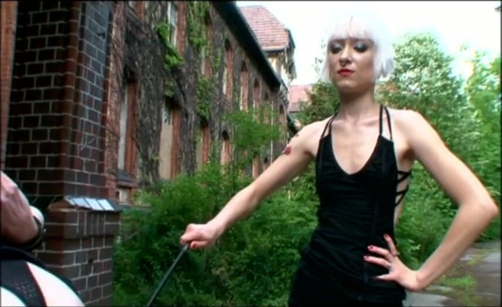 Absolute BDSM films - The original: Seksowna blondynka upokarzająca cipkę, szczypanie w dupę, biczowanie w niewoli