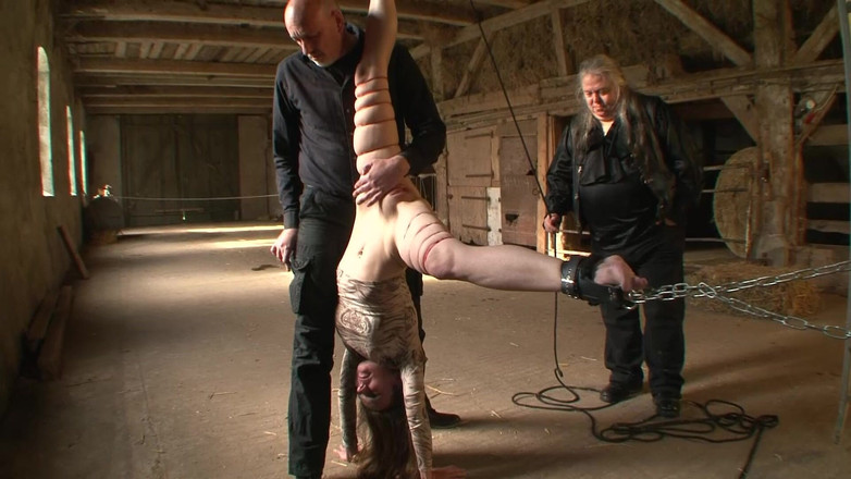 BDSM Deutschland: Servitoarea cu pizdă umflată este futută cu o lumânare