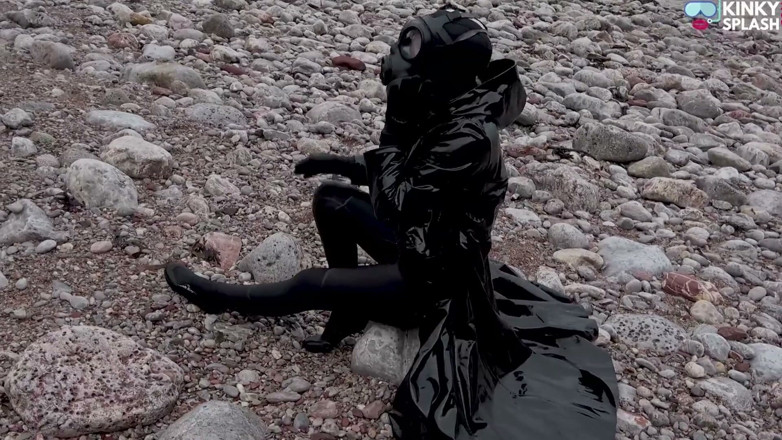 UKCuteGirl Lucy Lauren: Gasmask gudinna - gummi våtdräkt &amp; Pvc Mac Beach retas